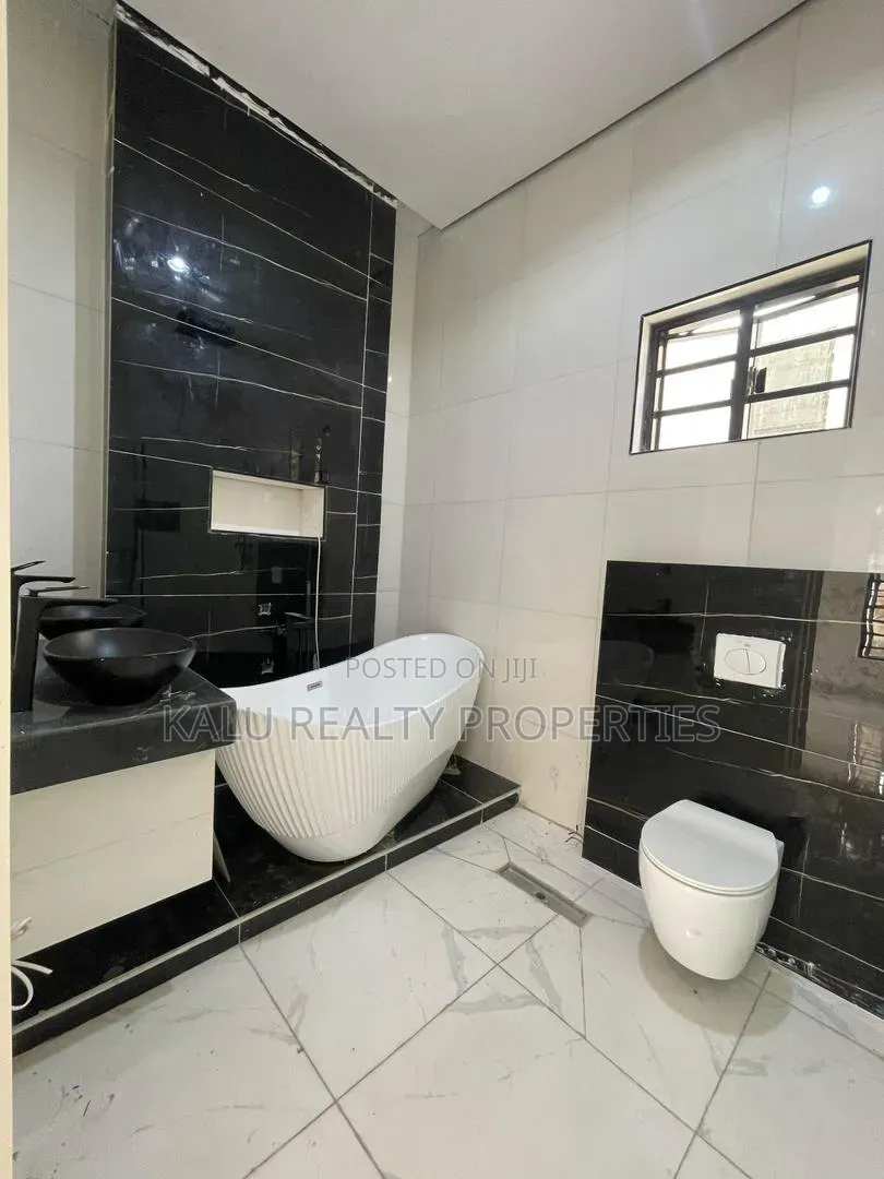 5bdrm Duplex in Chevron Drive for rent