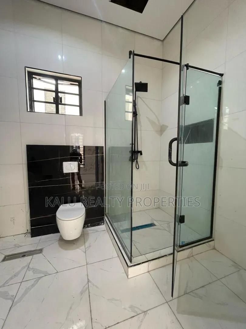 5bdrm Duplex in Chevron Drive for rent