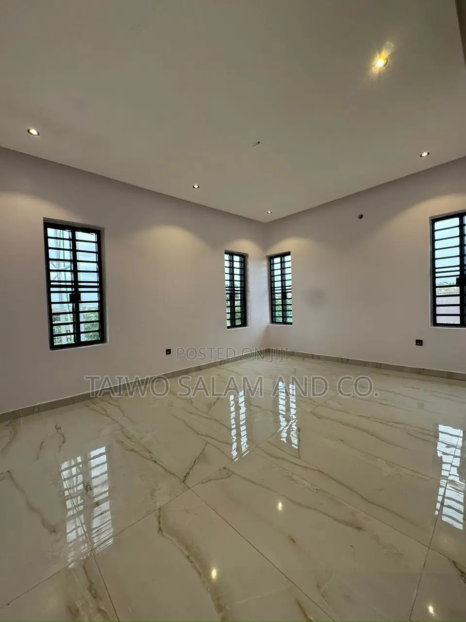 4bdrm Duplex in Agodi for sale
