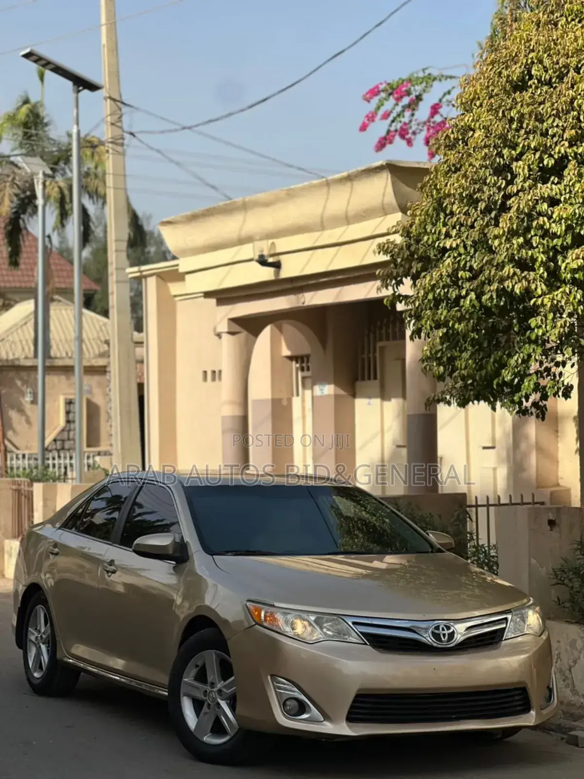 Toyota Camry LE 4dr Sedan (2.5L 4cyl 6A) 2013 Gold