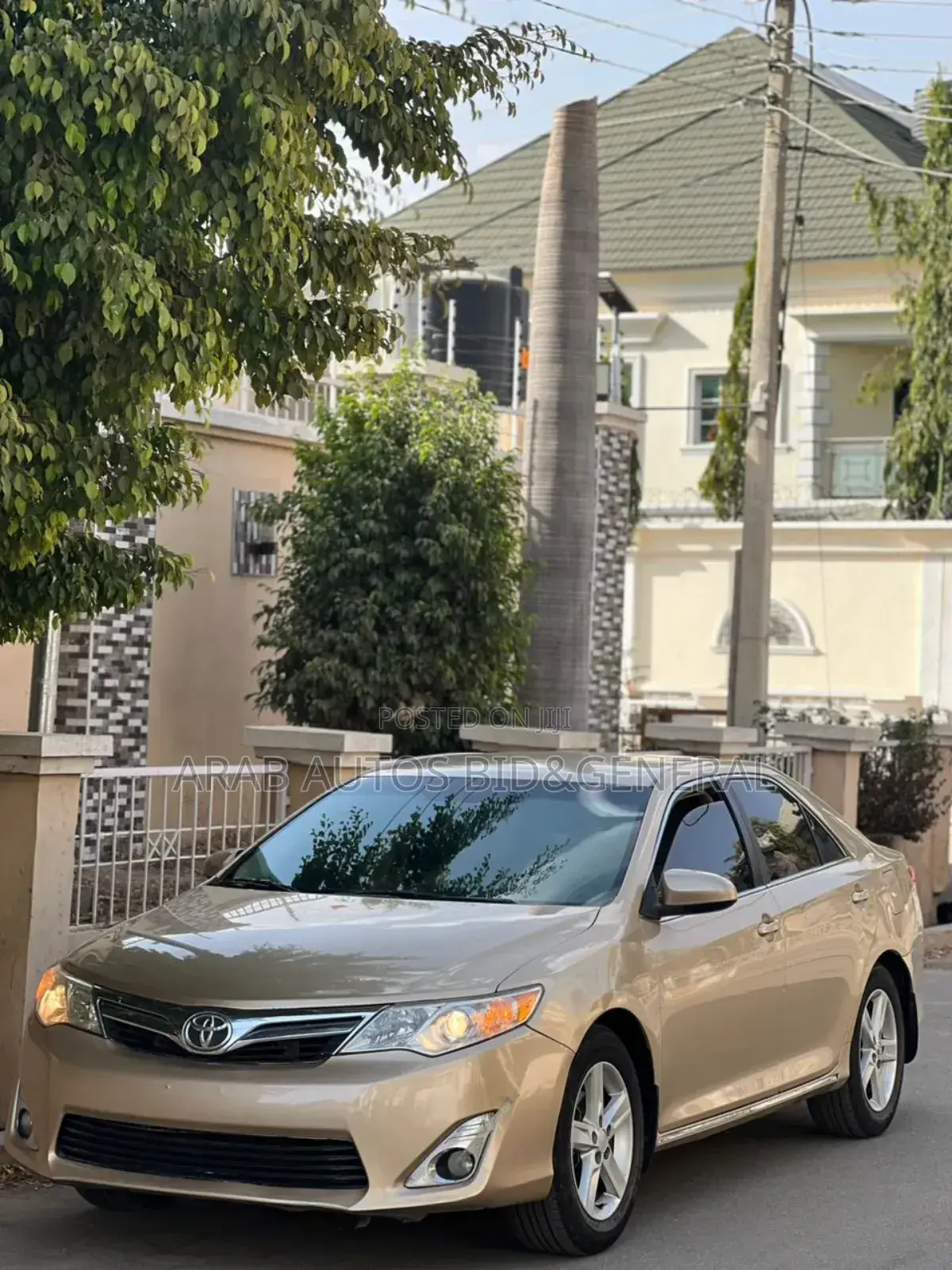 Toyota Camry LE 4dr Sedan (2.5L 4cyl 6A) 2013 Gold