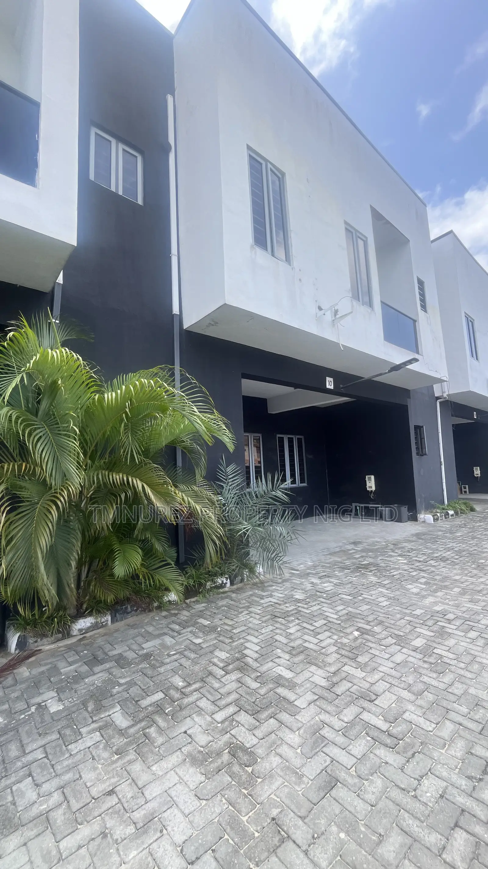 4bdrm Duplex in Nnpc Ikota for rent