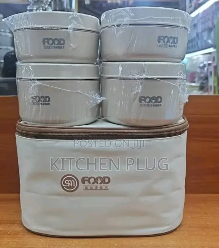 Set of Four Food Containers With a Matching Insulated Carrying Bag
