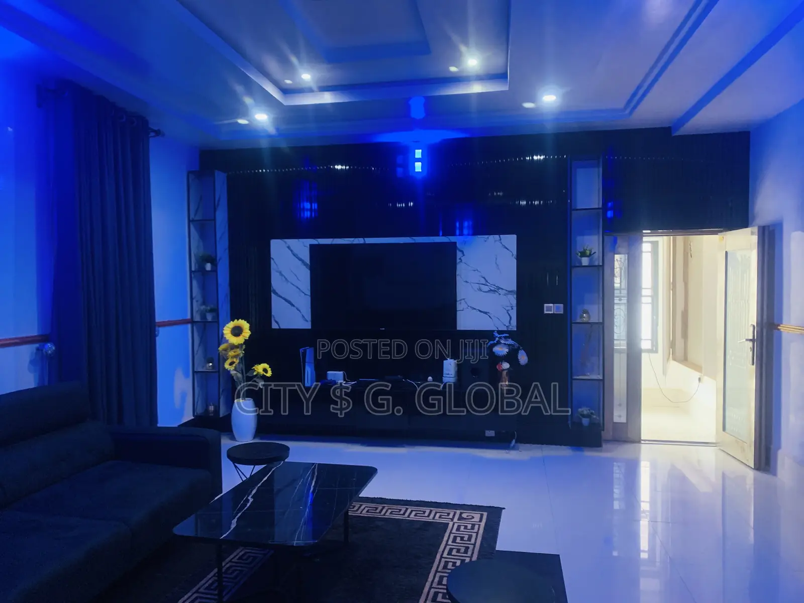 Fully Detached 4 Bedroom With the Properties Inside