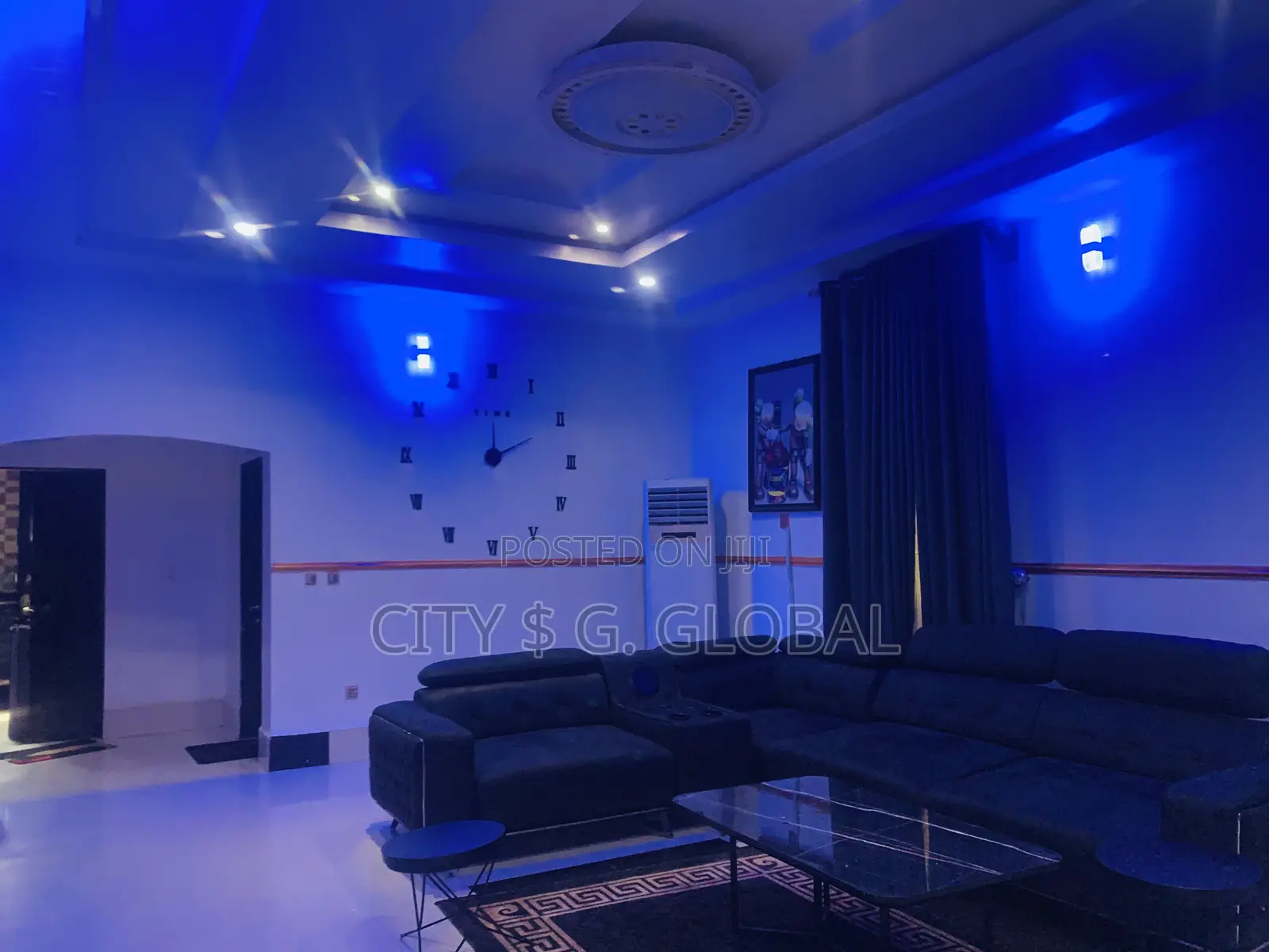 Fully Detached 4 Bedroom With the Properties Inside