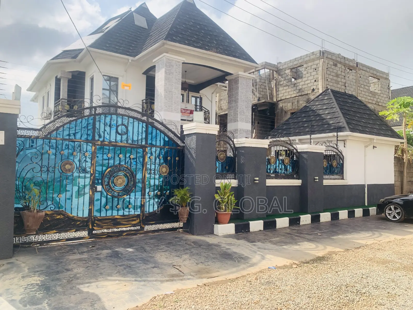 Fully Detached 4 Bedroom With the Properties Inside