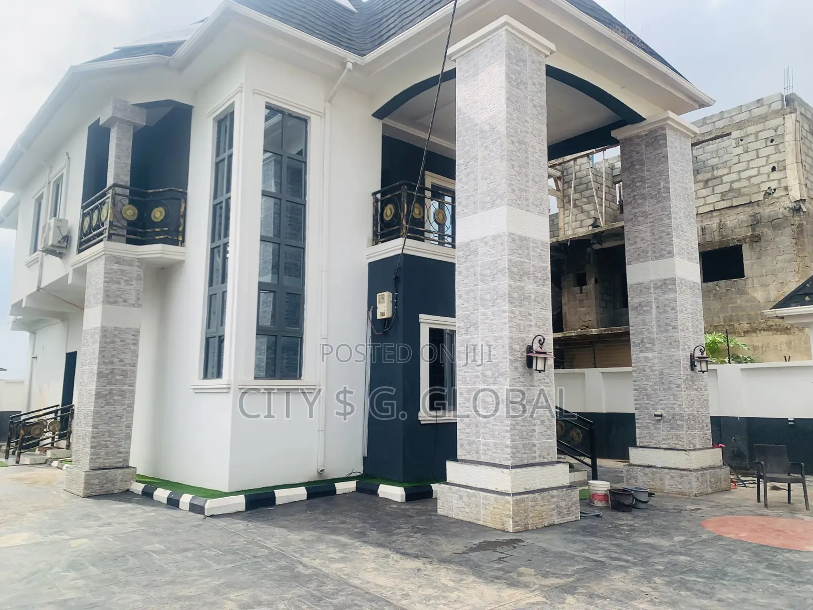 Fully Detached 4 Bedroom With the Properties Inside