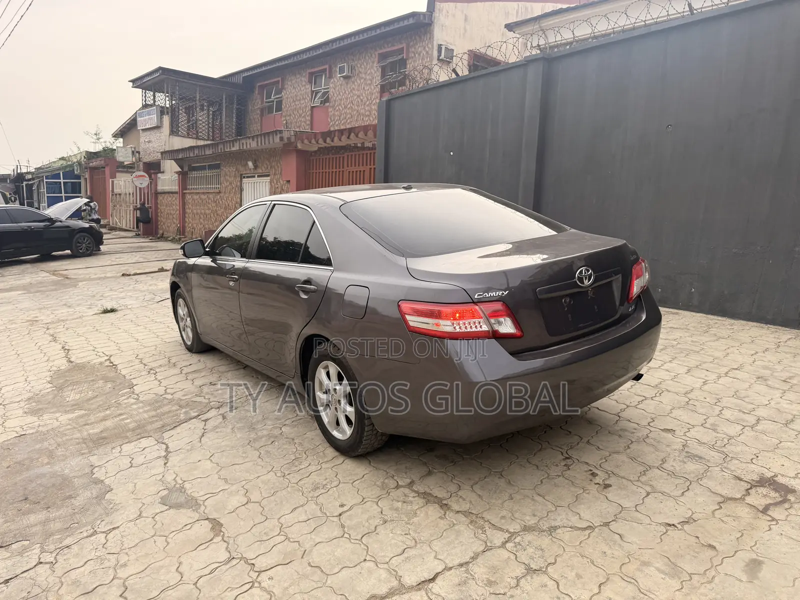 Toyota Camry LE 4dr Sedan (2.5L 4cyl 6A) 2011 Gray