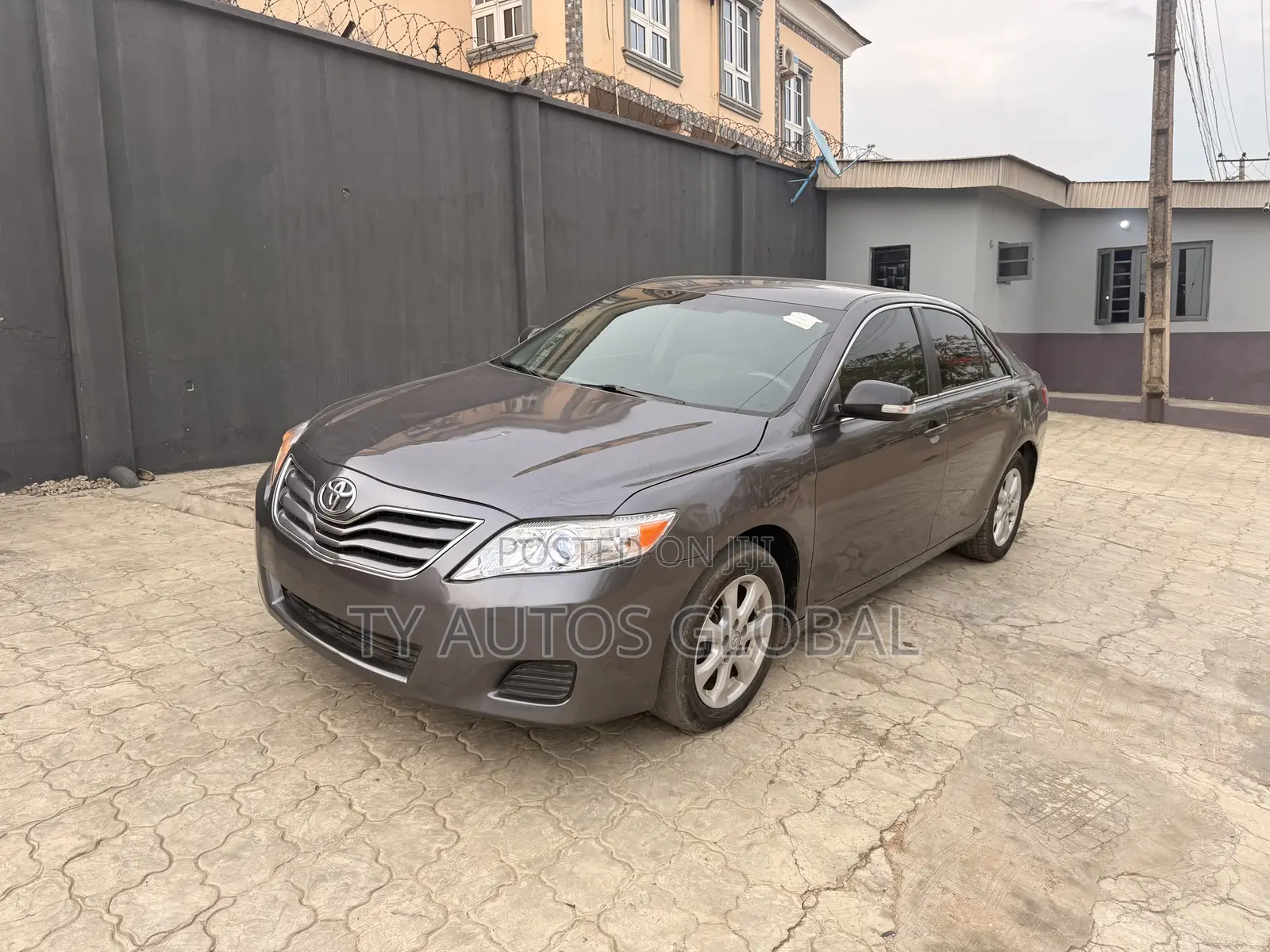 Toyota Camry LE 4dr Sedan (2.5L 4cyl 6A) 2011 Gray
