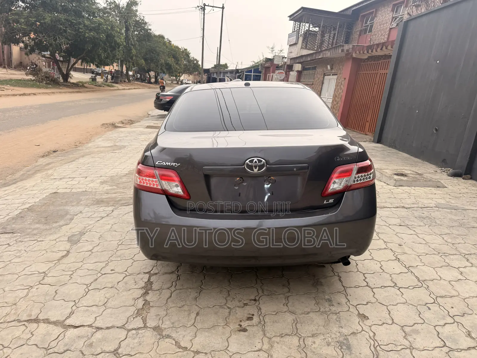 Toyota Camry LE 4dr Sedan (2.5L 4cyl 6A) 2011 Gray
