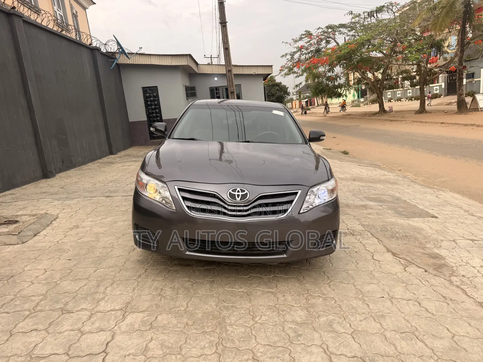 Toyota Camry LE 4dr Sedan (2.5L 4cyl 6A) 2011 Gray