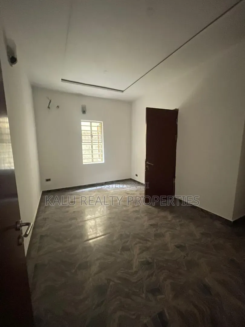 4bdrm Duplex in Chevron for rent
