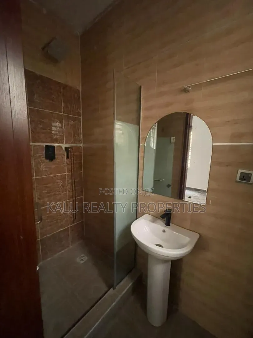 4bdrm Duplex in Chevron for rent
