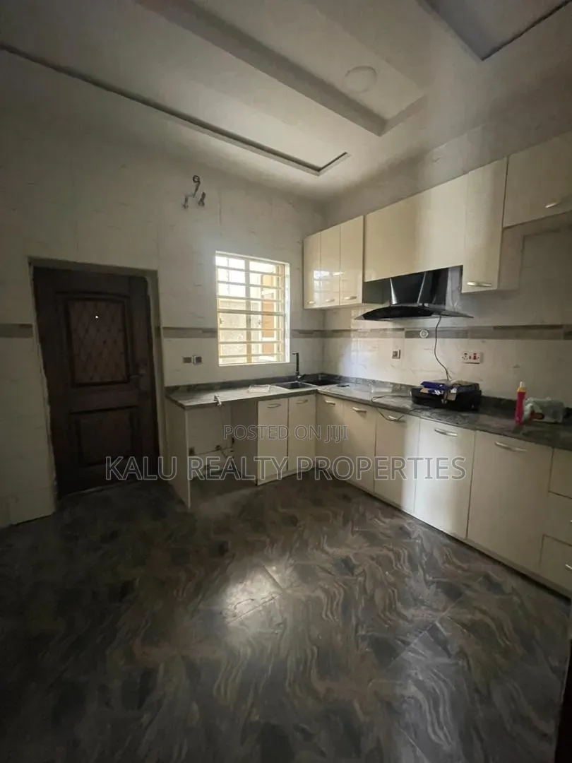 4bdrm Duplex in Chevron for rent