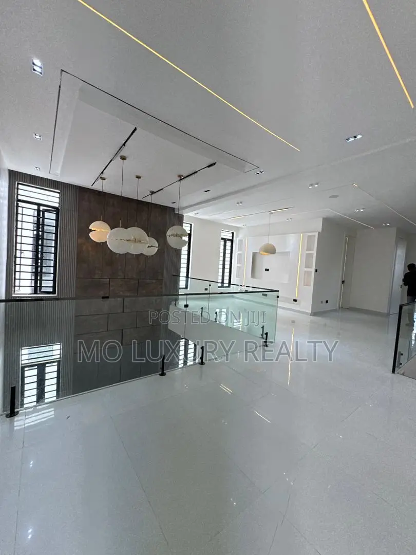5bdrm Duplex in Lekki Phase 1 for sale