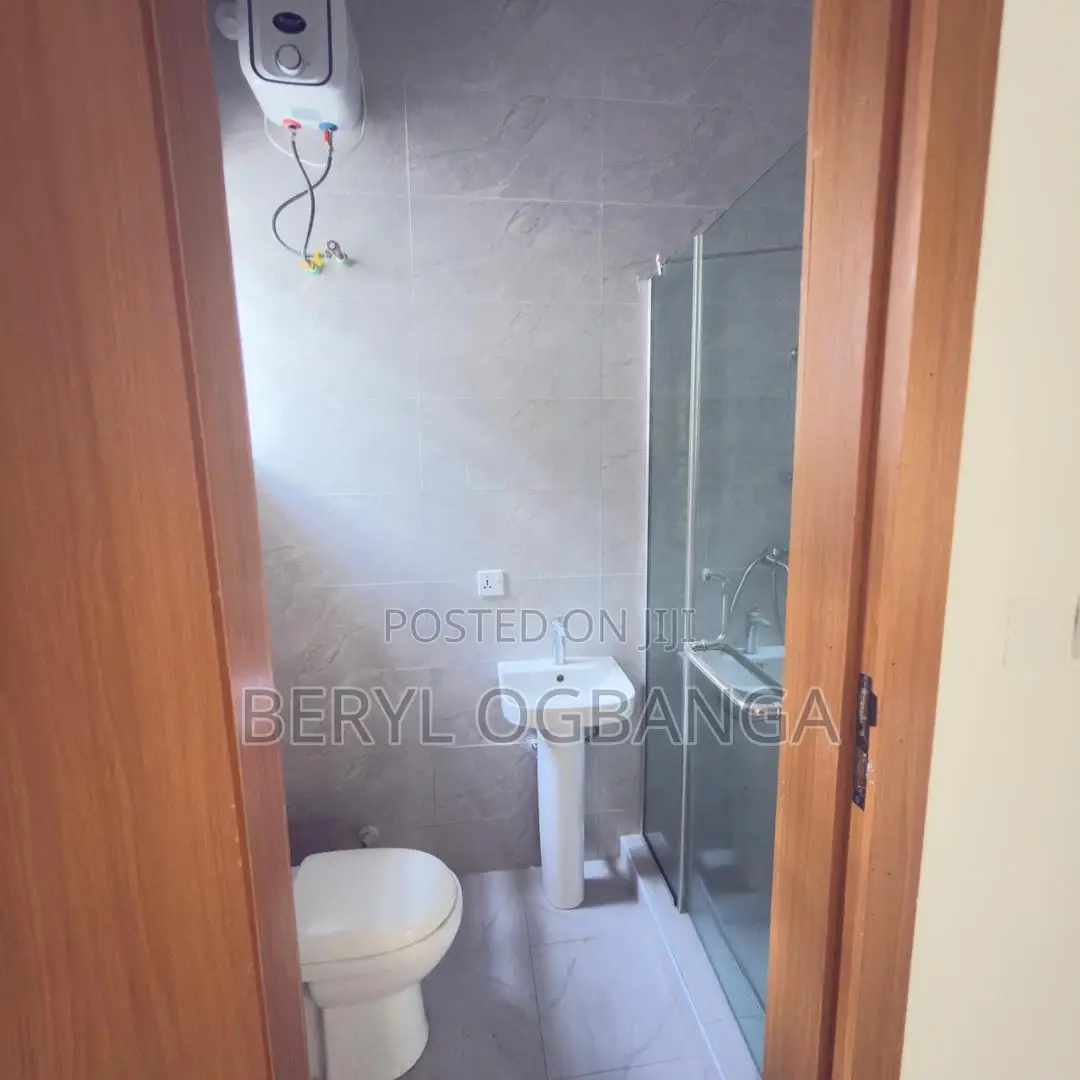 5bdrm Duplex in Ikota for rent