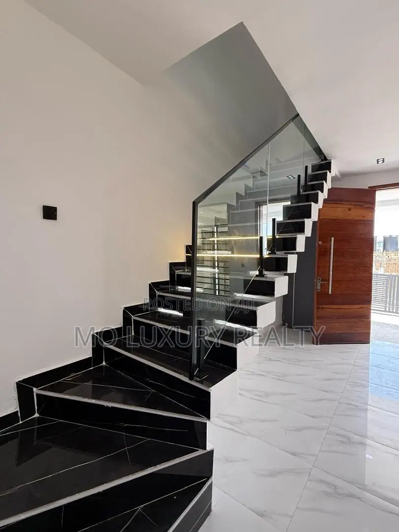 4bdrm Duplex in Ikota for sale
