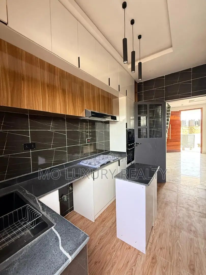 4bdrm Duplex in Ikota for sale
