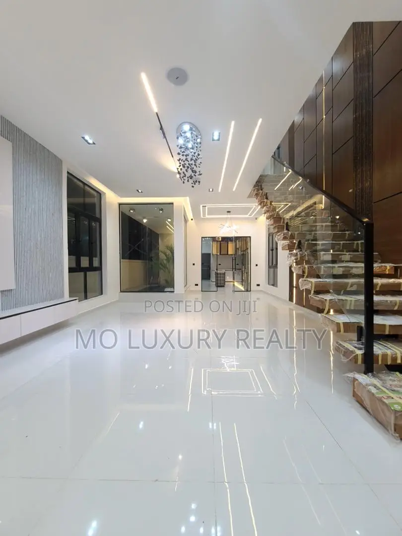 5bdrm Duplex in Ikota for sale