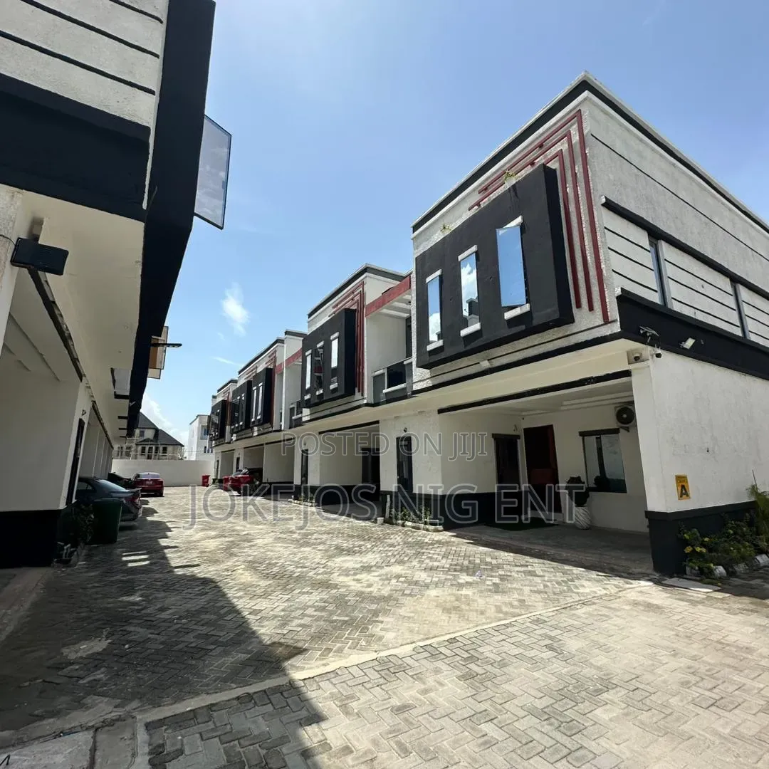 4bdrm Townhouse/Terrace in Orchid Road, Lafiaji for sale