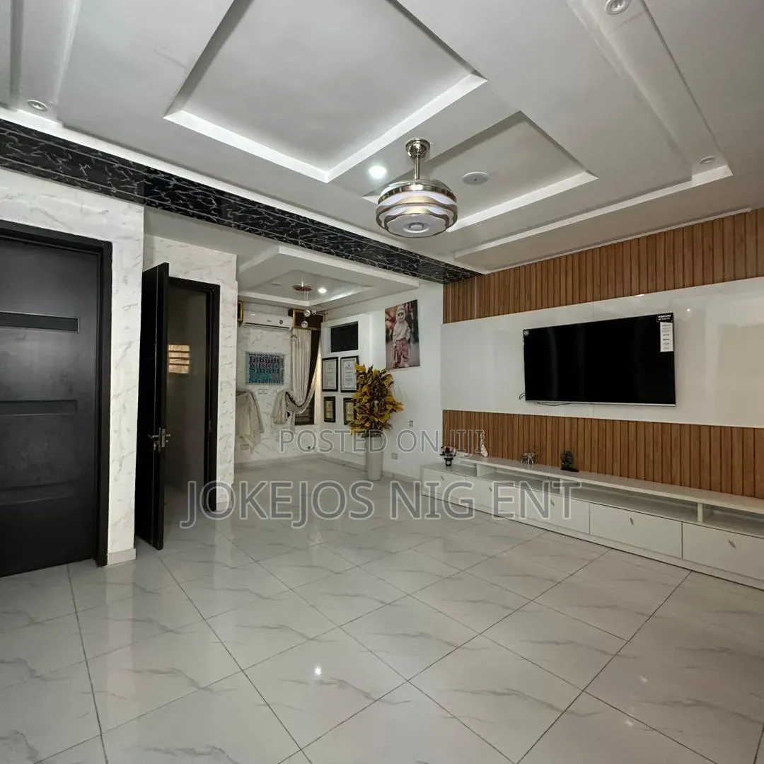 4bdrm Townhouse/Terrace in Orchid Road, Lafiaji for sale
