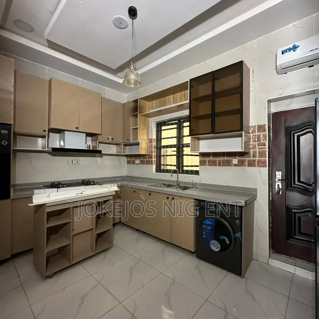 4bdrm Townhouse/Terrace in Orchid Road, Lafiaji for sale