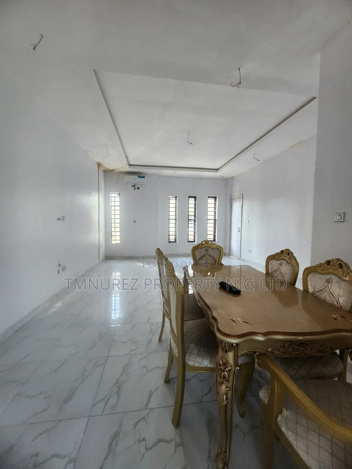 Mini Flat in Chevron for rent