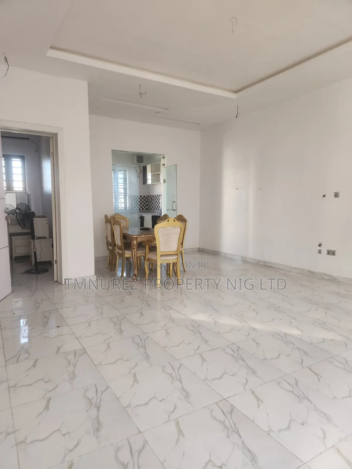 Mini Flat in Chevron for rent
