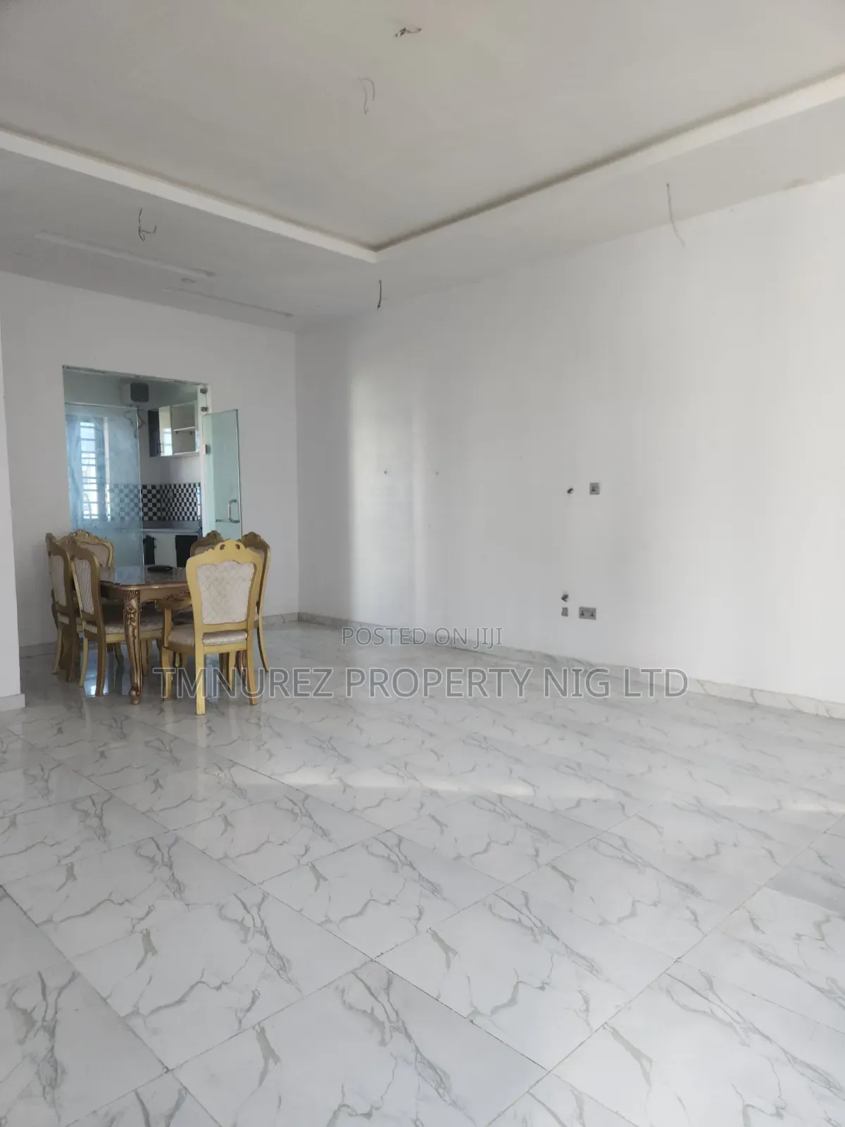 Mini Flat in Chevron for rent