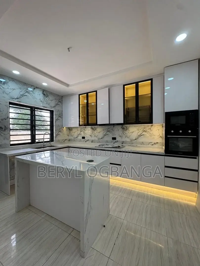 3bdrm Maisonette in Lekki Phase 1 for sale