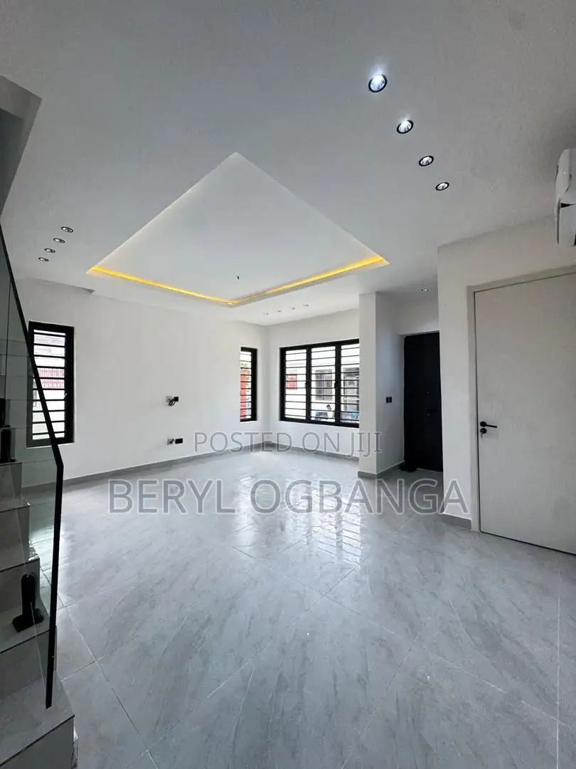 3bdrm Maisonette in Lekki Phase 1 for sale