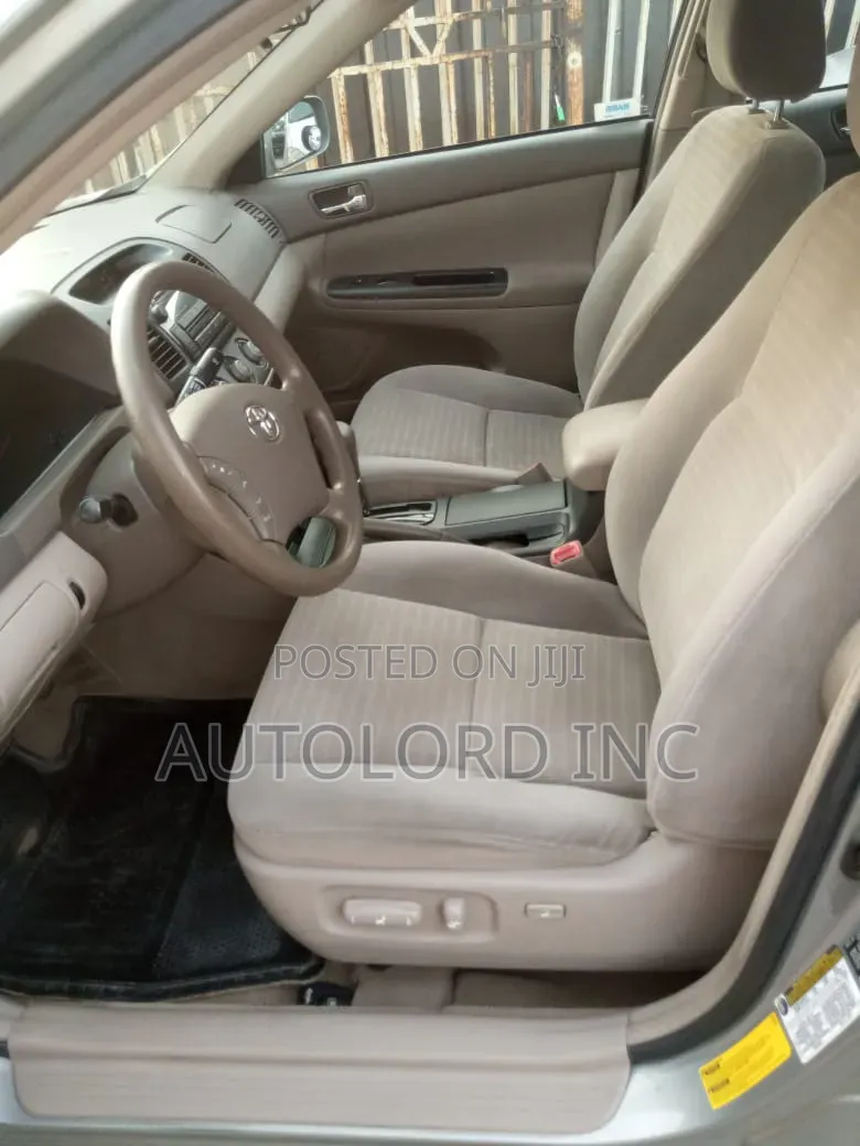 Toyota Camry LE 4dr Sedan (2.4L 4cyl 5A) 2005 Gray