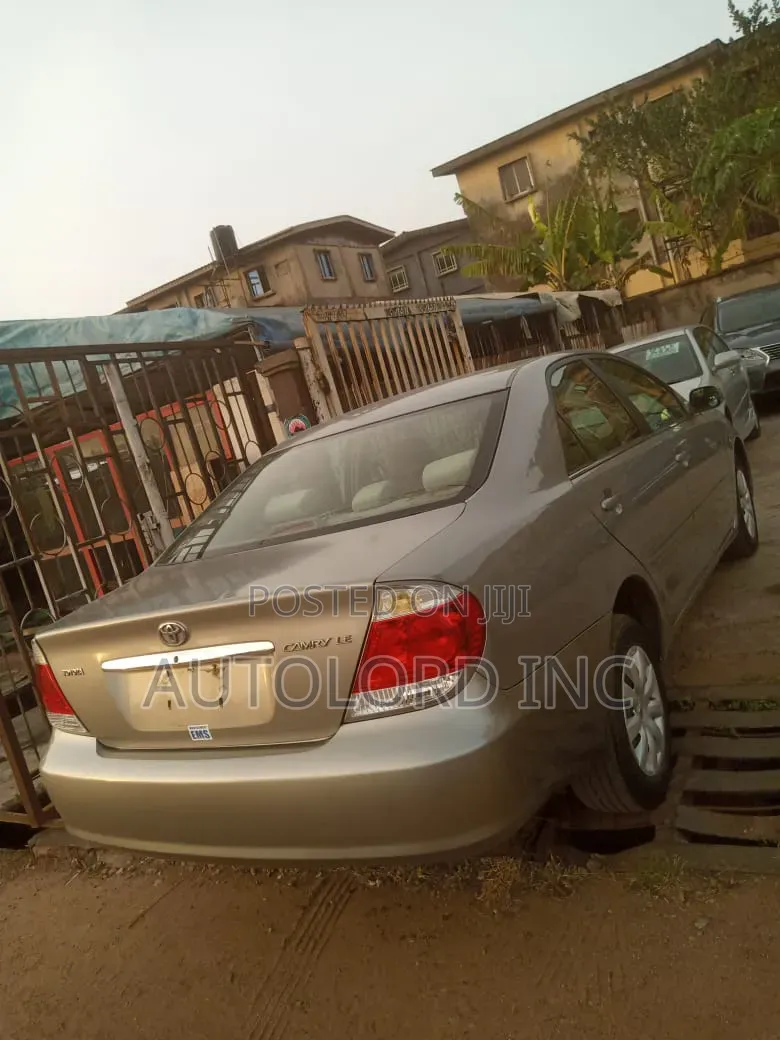 Toyota Camry LE 4dr Sedan (2.4L 4cyl 5A) 2005 Gray