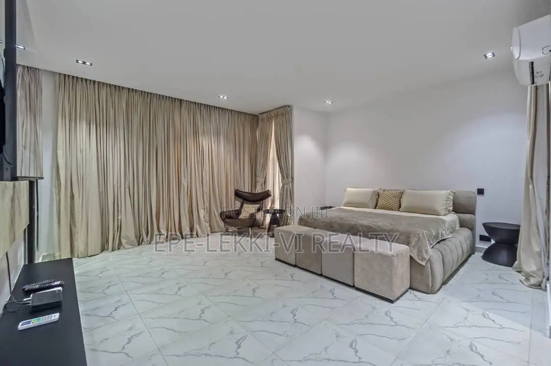 Furnished 3bdrm Penthouse in Lekki for sale