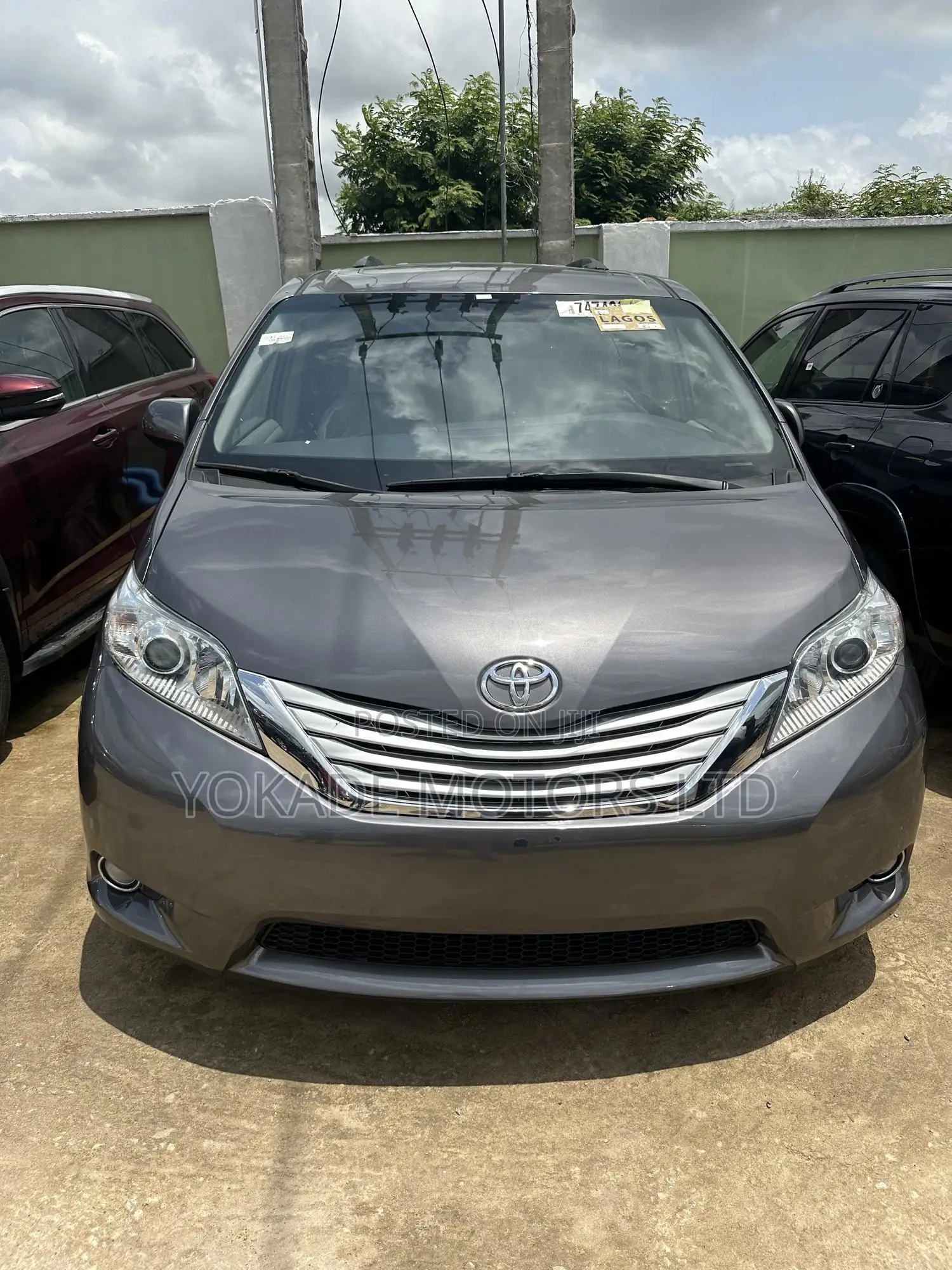 Toyota Sienna XLE 8-Passenger 4dr Minivan (3.5L 6cyl 6A) 2015 Silver
