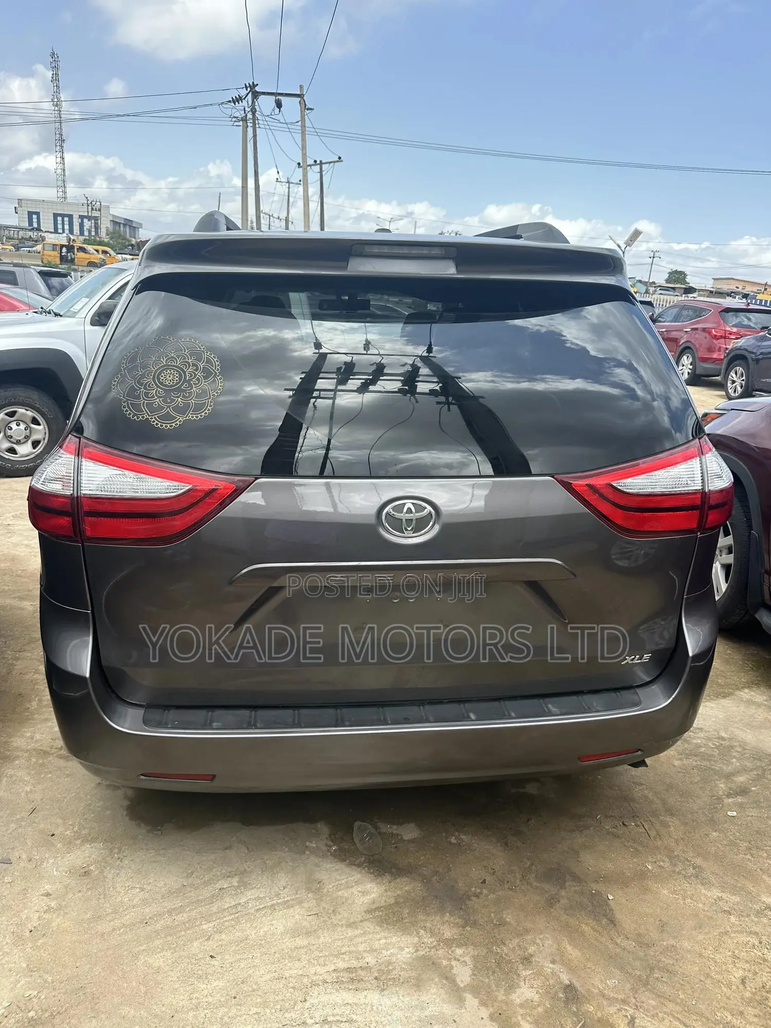 Toyota Sienna XLE 8-Passenger 4dr Minivan (3.5L 6cyl 6A) 2015 Silver
