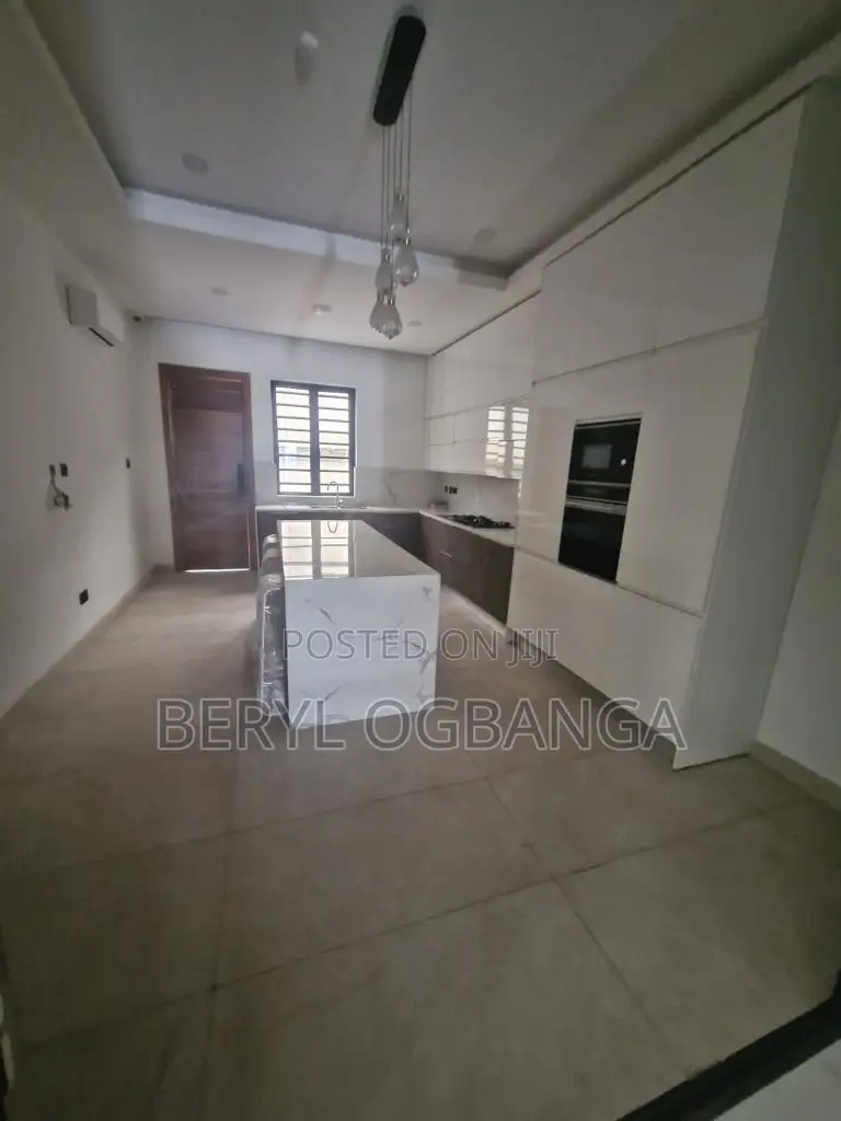 5bdrm Duplex in Lekki Phase 1 for sale