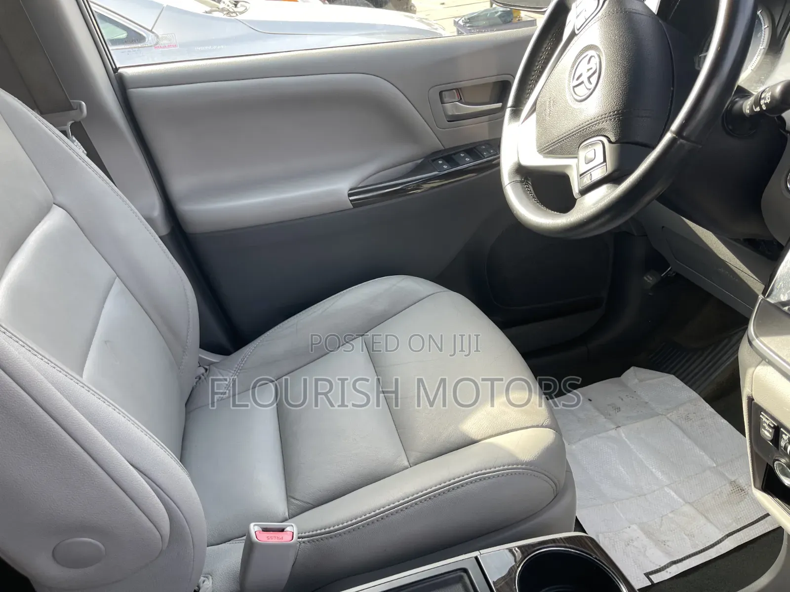 Toyota Sienna XLE 7-Passenger 4dr Minivan AWD (3.5L 6cyl 6A) 2015 White