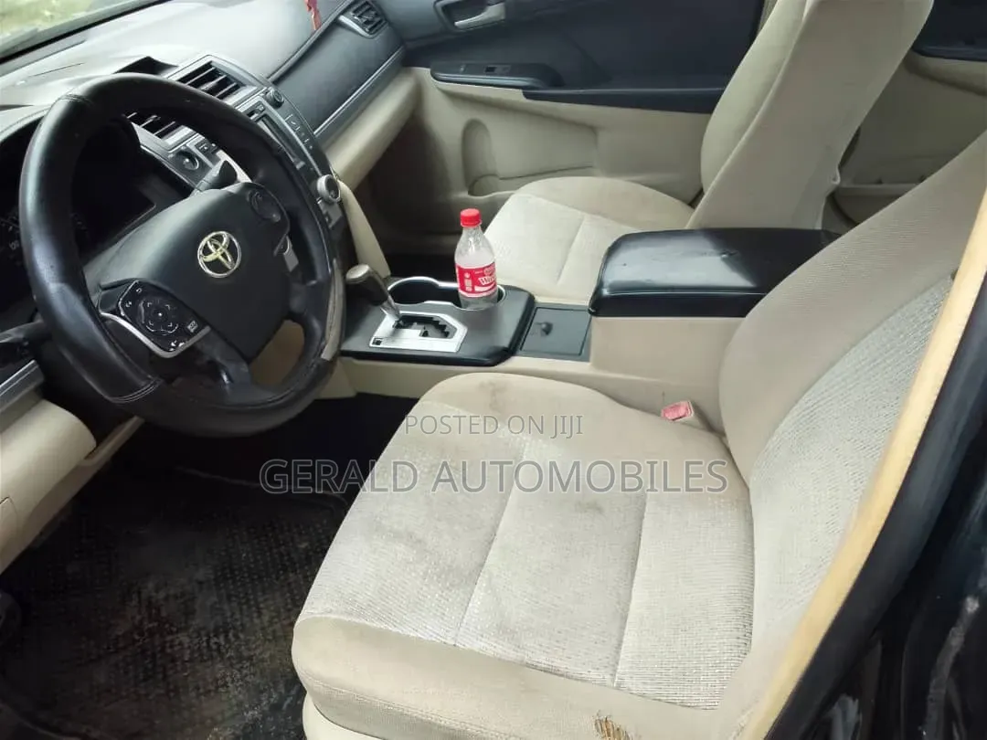 Toyota Camry LE 4dr Sedan (2.5L 4cyl 6A) 2012 Gray