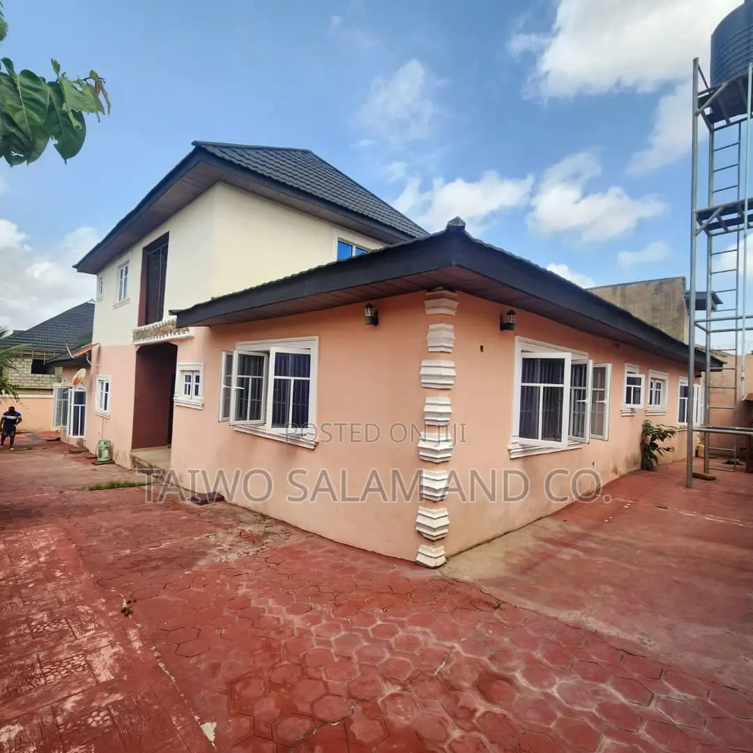 5bdrm Duplex in Ologuneru for sale