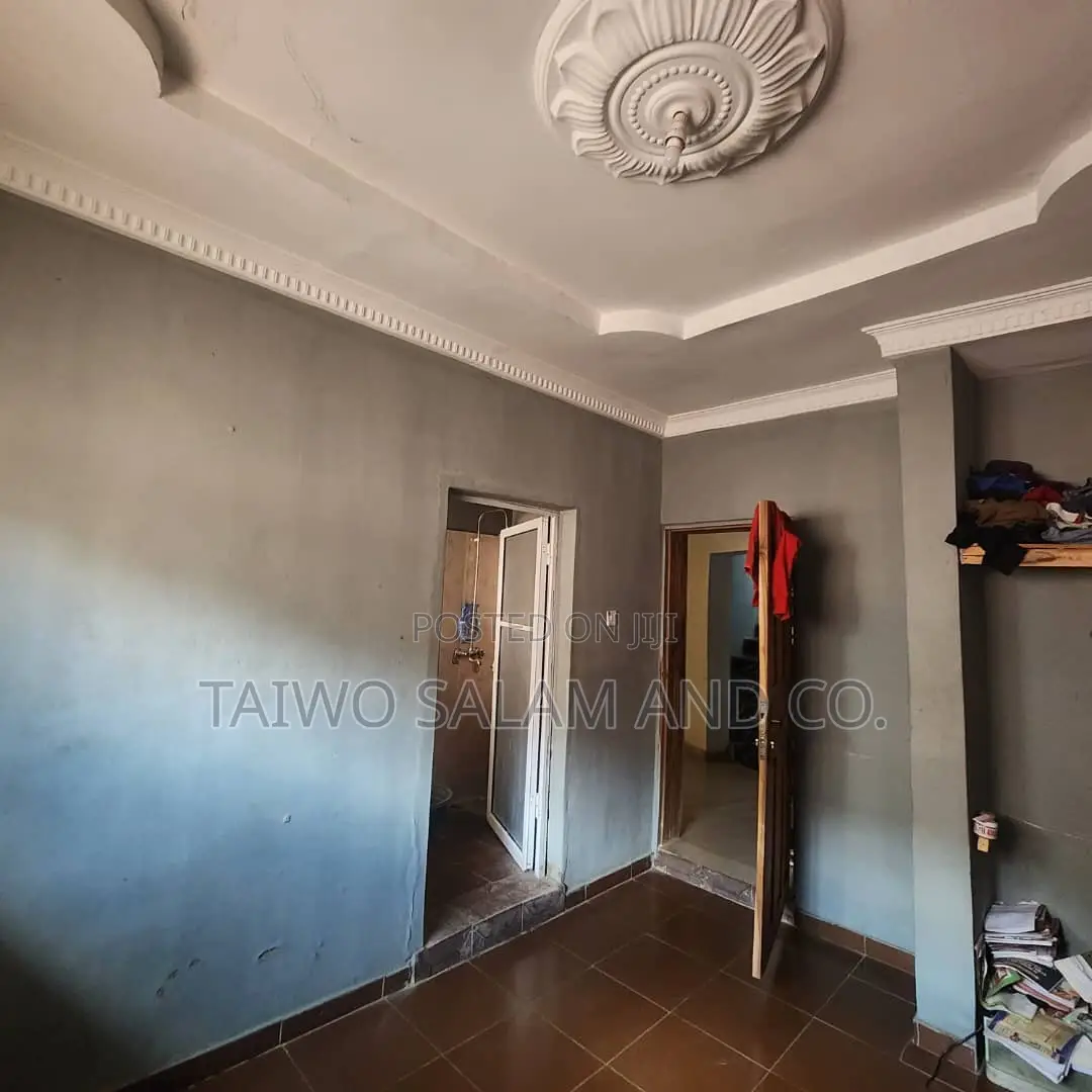5bdrm Duplex in Ologuneru for sale