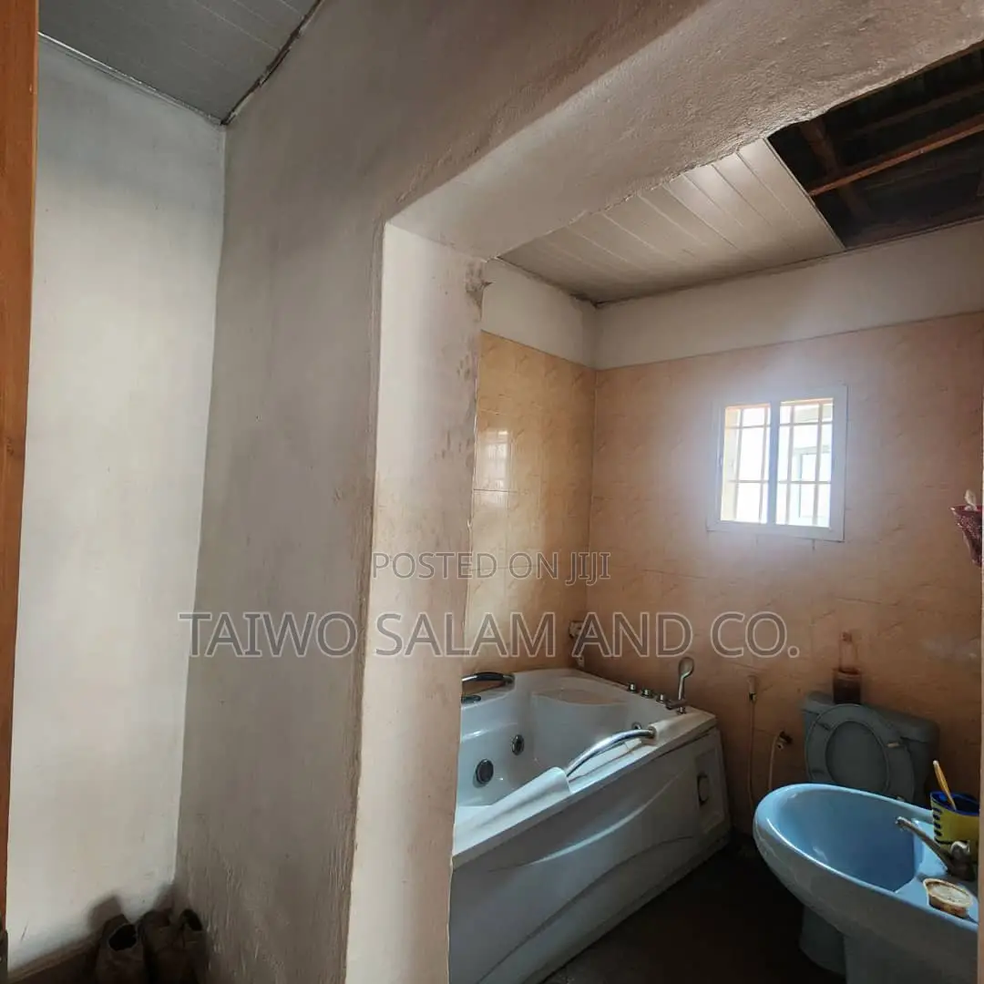 5bdrm Duplex in Ologuneru for sale