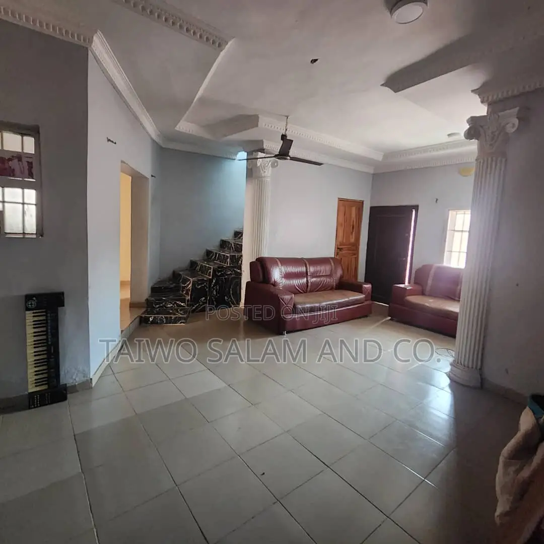 5bdrm Duplex in Ologuneru for sale