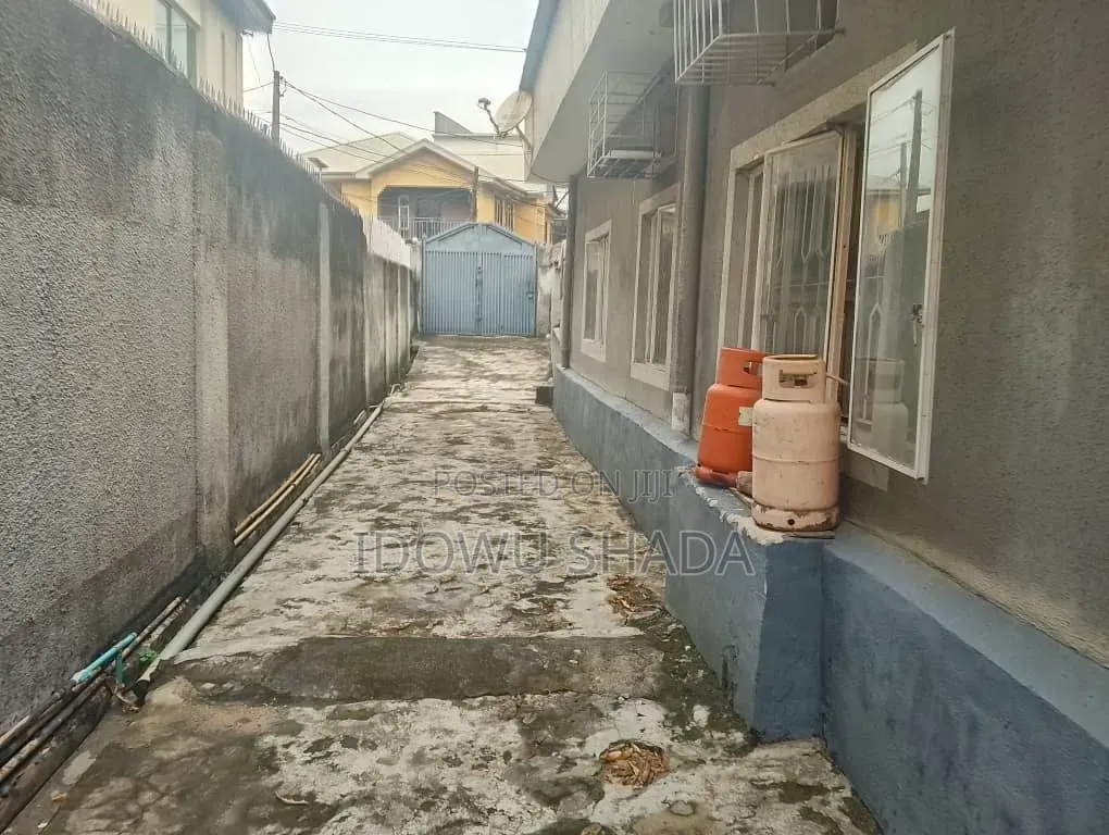 5bdrm House in Obafemi Awolowo Way for sale