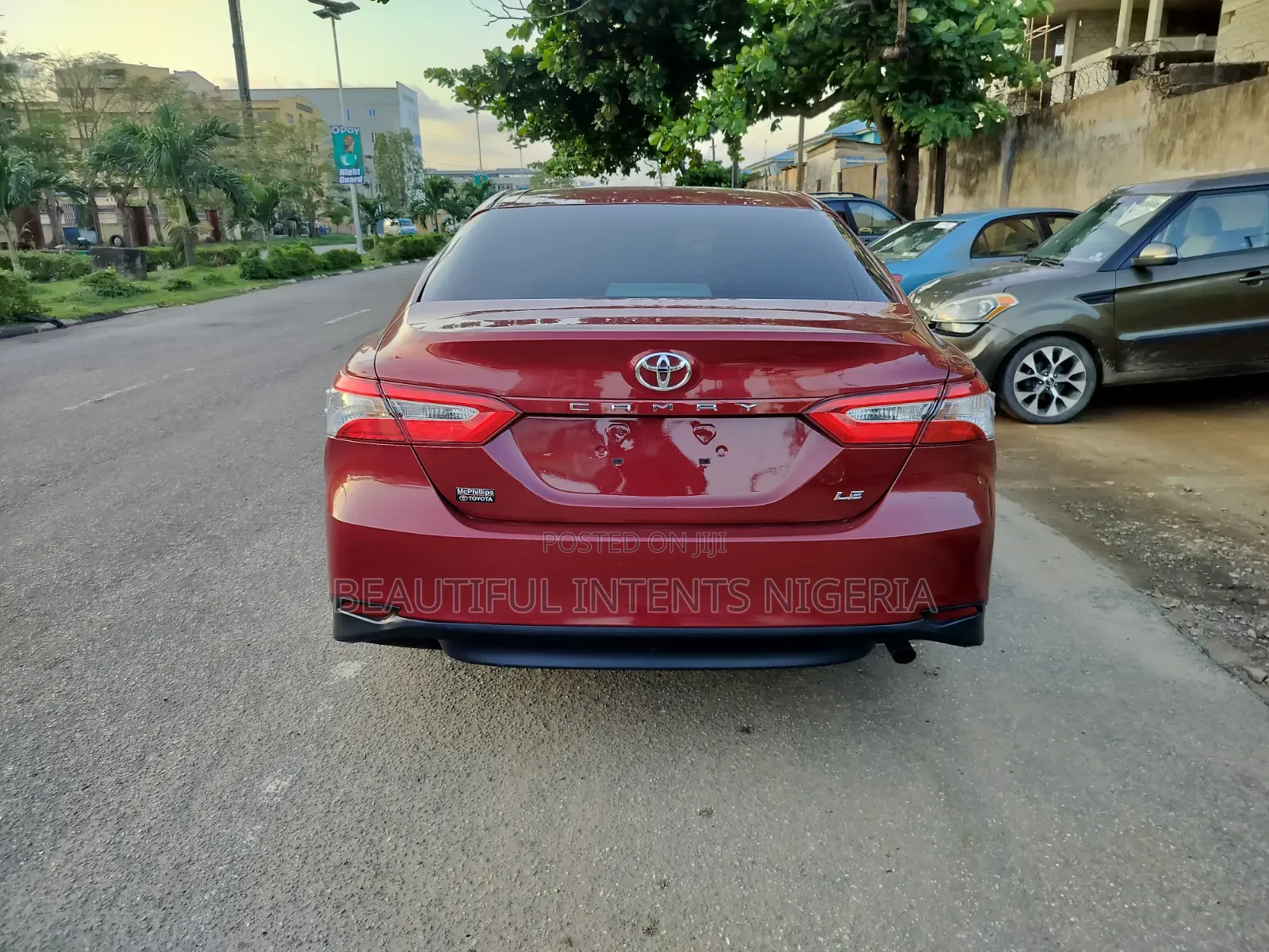 Toyota Camry LE FWD (2.5L 4cyl 8AM) 2018 Red