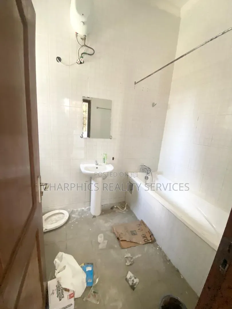 2bdrm Apartment in Lekki Phase 1 for rent
