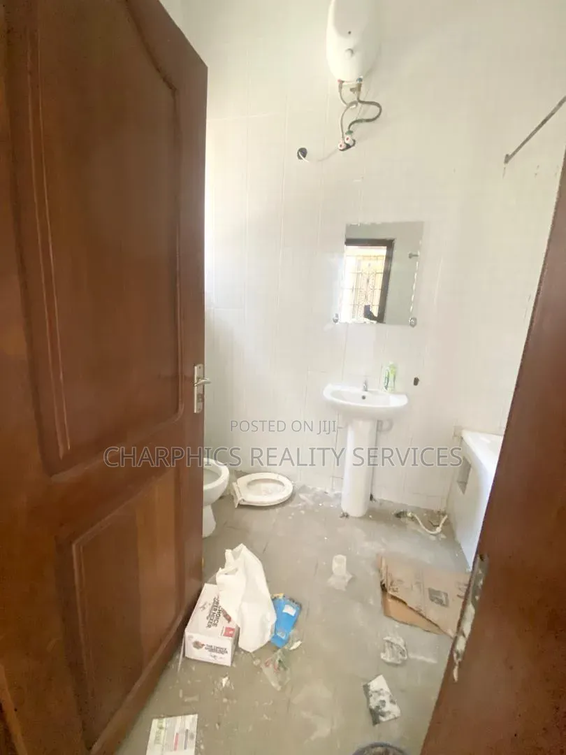 2bdrm Apartment in Lekki Phase 1 for rent