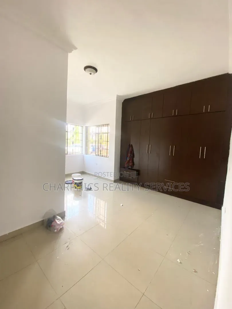 2bdrm Apartment in Lekki Phase 1 for rent