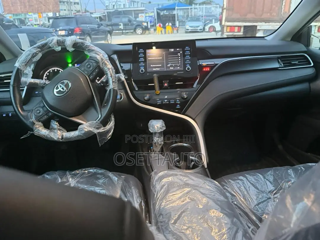 Toyota Camry SE 2022 Silver