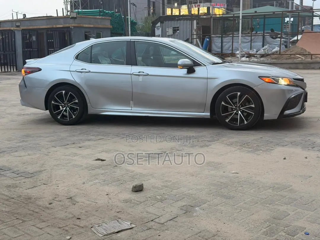 Toyota Camry SE 2022 Silver